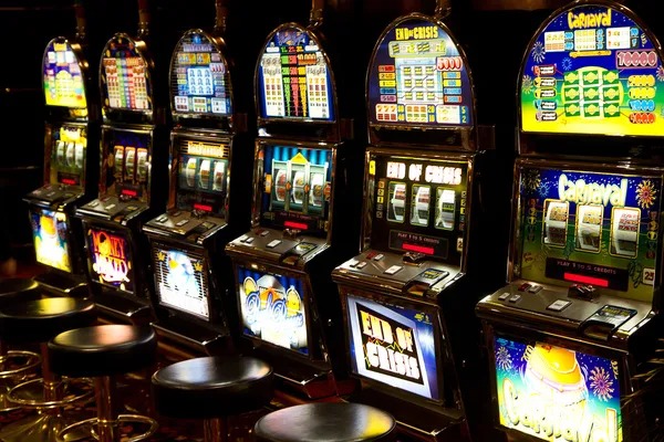 kudaslot login Featured Games section showing live casino tables and slot games on mobile